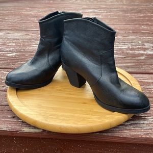 Steve Madden Black Ankle Boots Size 9 Leather 3 inch heel - Zip Side